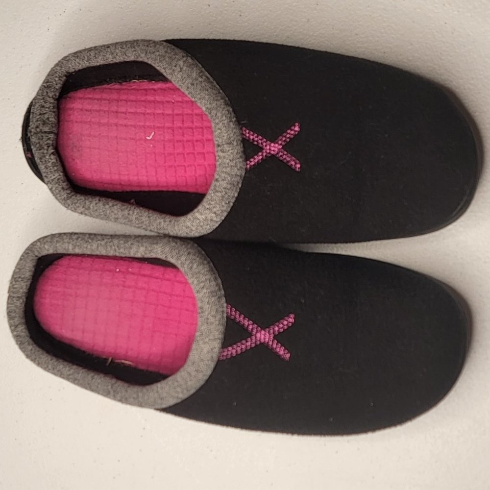 Isotoner Memory Foam Womens Slippers 7.5/8